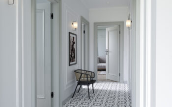 Porta ORNATO_O1_Lakier UV Premium Plus_Szary RAL 7035_Ośc. PS Elegance_pilstr Ornato_klamka Lungo Czarny_Arn Porta